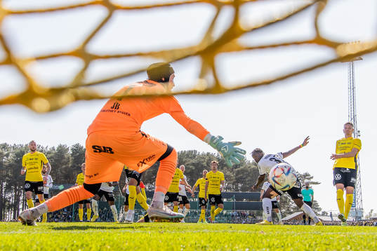 Häckens Ibrahim Sadiq gör 0-1 bakom Mjällbys målvakt