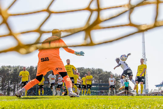 Häckens Ibrahim Sadiq gör 0-1 bakom Mjällbys målvakt