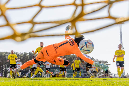 Häckens Ibrahim Sadiq gör 0-1 bakom Mjällbys målvakt