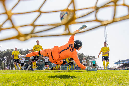 Häckens Ibrahim Sadiq gör 0-1 bakom Mjällbys målvakt