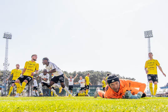 Häckens Ibrahim Sadiq gör 0-1 bakom Mjällbys målvakt