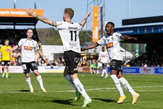 Häckens Samuel Gustafson jublar med Benie Adama Traore