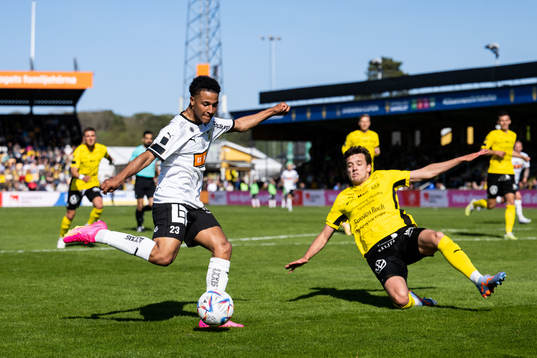 Häckens Momodou Lamin Sonko och Mjällbys Colin Rösler