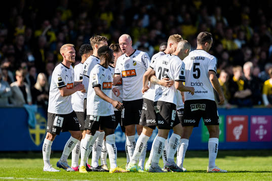 Häckens Samuel Gustafson jublar med lagkamrater