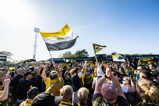 Häckens supportrar jublar