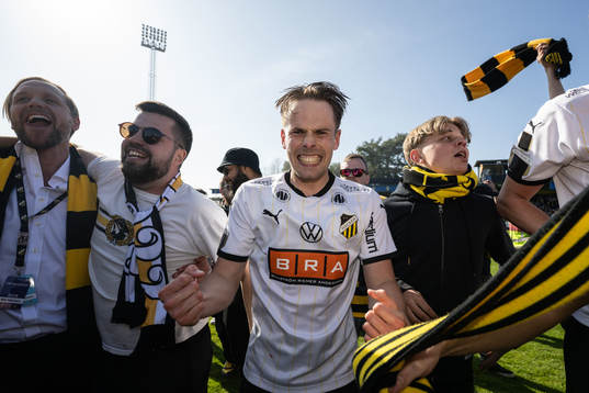 Häckens Lars Olden Larsen jublar