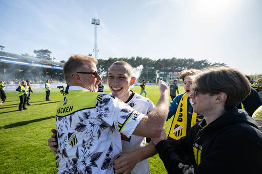 Häckens Kristoffer Lund Hansen jublar med supportrar