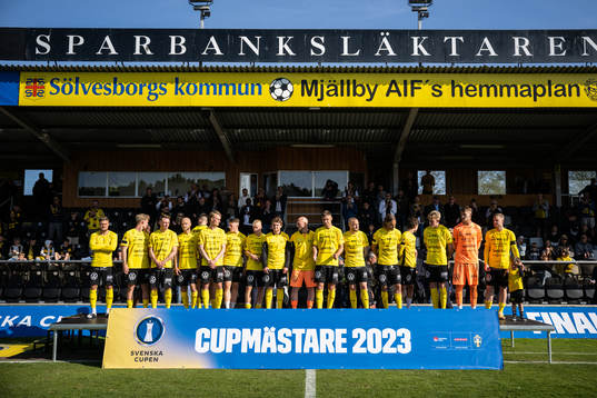 Mjällbys spelared deppar på podiet