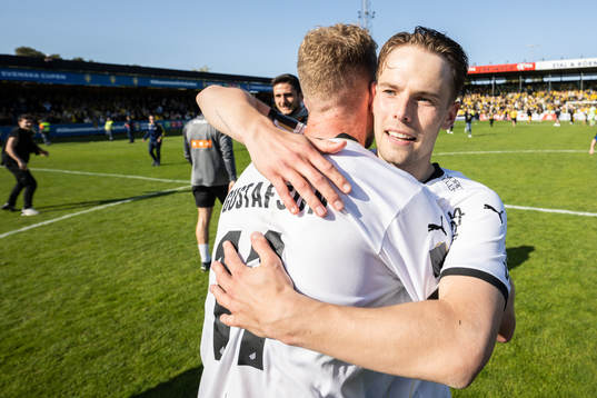 Häckens Samuel Gustafson och Lars Olden Larsen jublar
