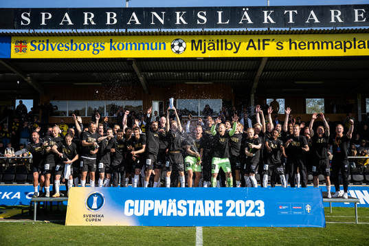 Häckens spelare jublar med pokalen