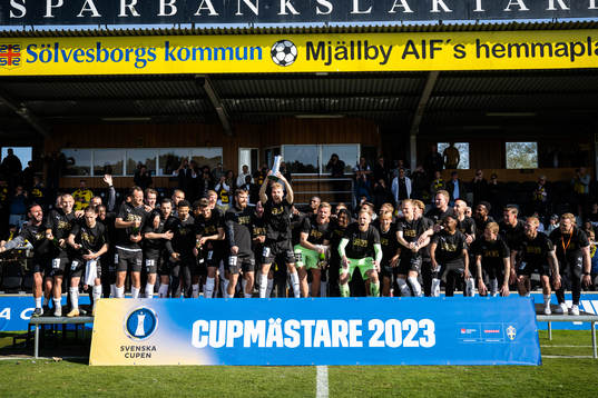 Häckens spelare jublar med pokalen