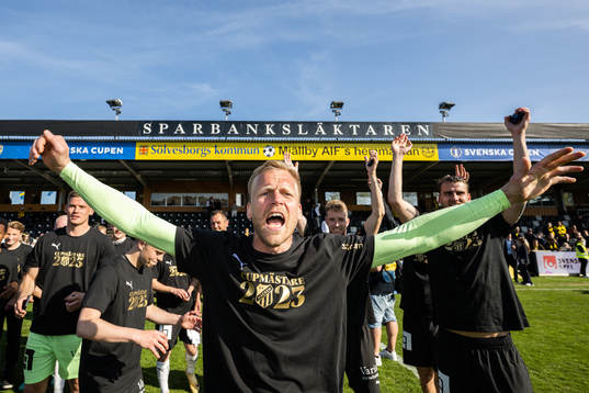 Häckens målvakt Peter Abrahamsson jublar