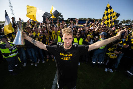 Häckens Samuel Gustafson jublar med Gustaf VI Adolfs pokal