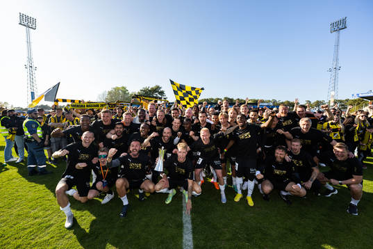 Häckens spelare jublar