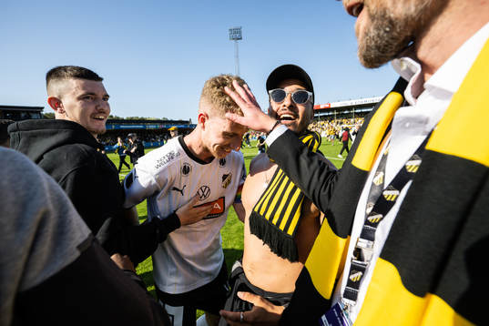 Häckens Samuel Gustafson jublar med supportrar