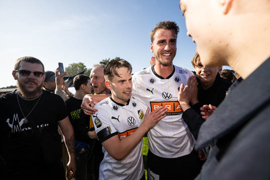 Häckens Lars Olden Larsen och Johan Hammar jublar