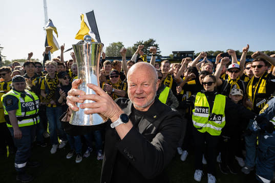 Häckens tränare Per-Mathias Høgmo jublar med pokalen