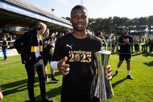 Häckens Akoua Romeo Amane jublar med pokal