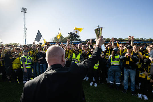 Häckens tränare Per-Mathias Høgmo jublar med pokalen