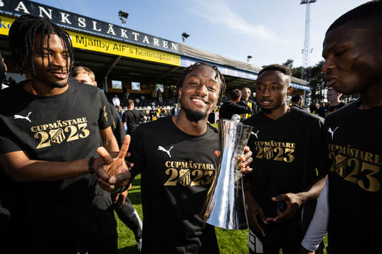 Häckens Ibrahim Sadiq jublar med pokalen