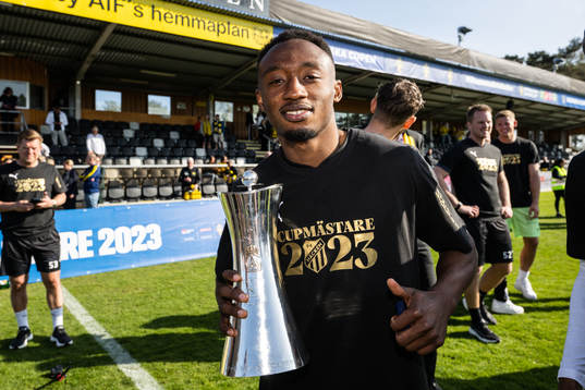 Häckens Benie Adama Traore jublar med pokalen