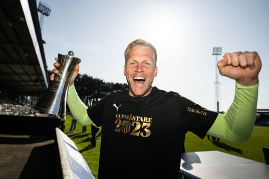 Häckens målvakt Peter Abrahamsson jublar med pokalen