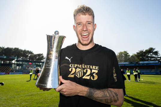 Häckens Samuel Gustafson jublar med pokalen