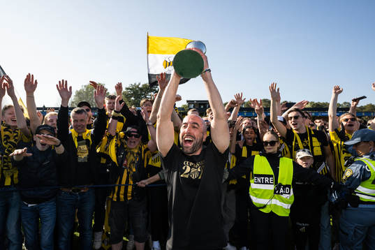 Häckens assisterande tränare Martin Foyston jublar med