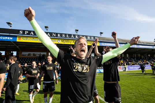 Häckens målvakt Peter Abrahamsson jublar