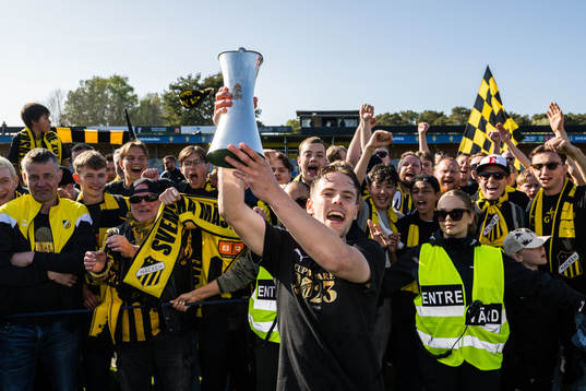 Häckens Lars Olden Larsen jublar med pokalen