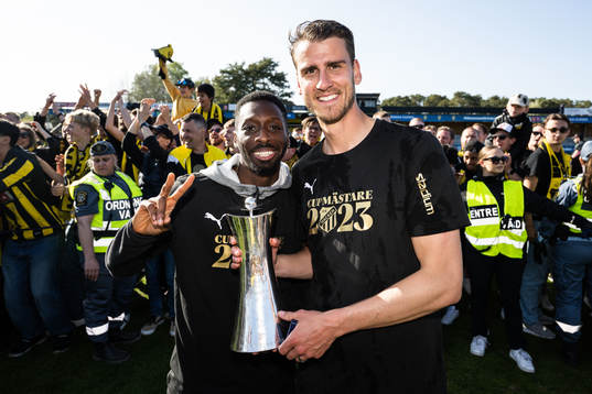 Häckens Blair Turgott och Johan Hammar jublar med pokalen