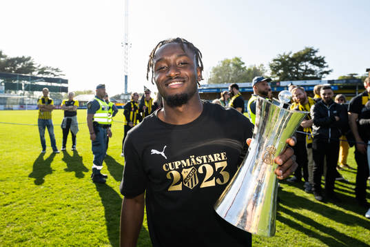 Häckens Ibrahim Sadiq jublar med pokalen