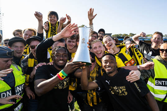 Häckens Ibrahim Sadiq  och Benie Adama Traore jublar med