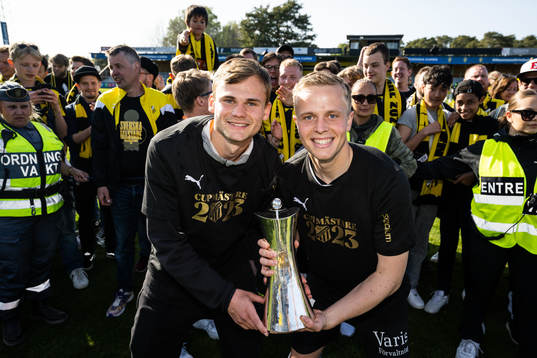 Häckens Oscar Uddenär och Tomas Olai Totland jublar med