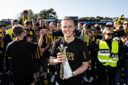 Häckens Tomas Olai Totland jublar med pokalen