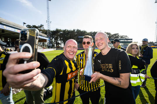 Häckens Valgeir Fridriksson jublar med pokalen
