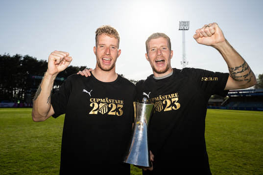 Häckens Samuel Gustafson och Simon Gustafson jublar med