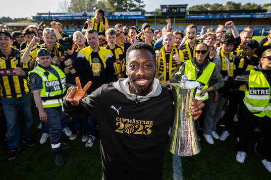Häckens +Blair Turgott jublar med pokalen