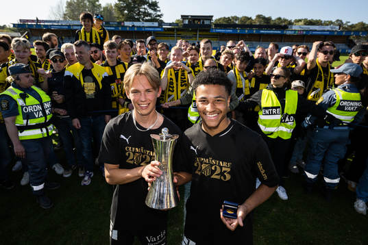 Häckens Pontus Dahbo och Momodou Lamin Sonko jublar med