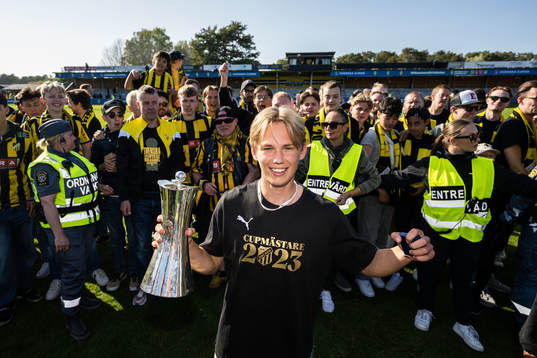 Häckens Pontus Dahbo jublar med pokalen