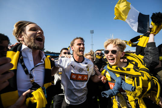 Häckens klubbchef Marcus Jodin och Johan Hammar jublar