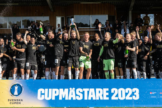 Häckens Samuel Gustafson lyfter pokalen