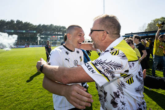 Häckens Kristoffer Lund Hansen jublar med supporter
