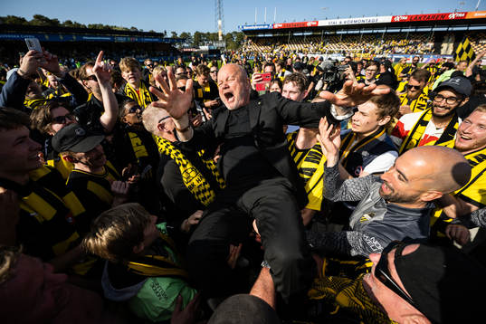 Häckens tränare Per-Mathias Høgmo jublar