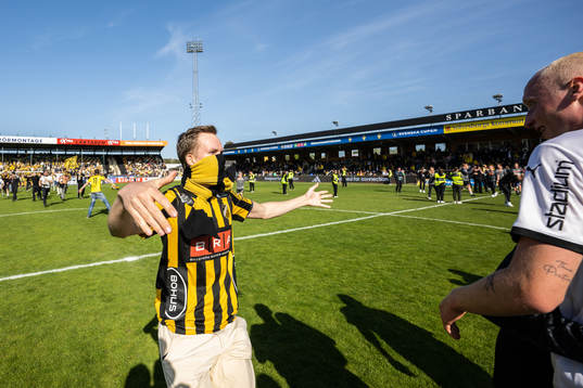 Häckens supportrar jublar