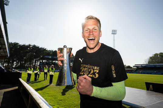 Häckens målvakt Peter Abrahamsson jublar med pokalen