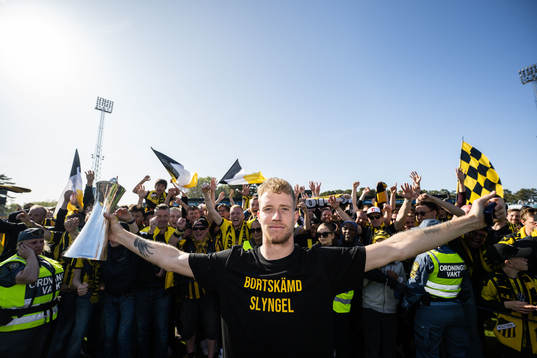 Häckens Samuel Gustafson jublar med Gustaf VI Adolfs pokal