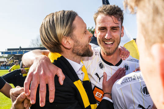 Häckens klubbchef Marcus Jodin och Johan Hammar jublar