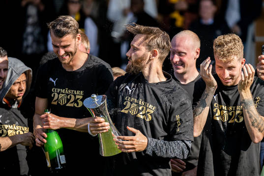 Häckens Simon Sandberg med Gustaf VI Adolfs pokal
