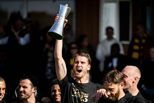 Häckens Johan Hammar jublar med Gustaf VI Adolfs pokal